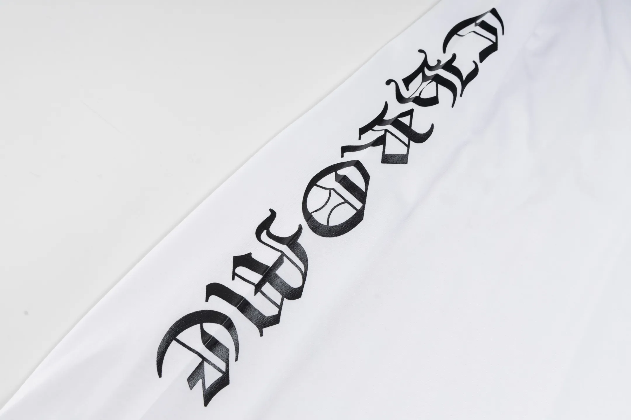 🅿️320 [Exclusive supply] CH Crow Heart Neck Sanskrit Long Sleeve (White) The fabric is lightly brushed cotton 180g fabric. The upper body is super skin-friendly and soft. The original main label wash mark, silver thread anti-counterfeiting laser, purchased the original version to develop 1:1 restoration, glue printing is consistent with the original version. They are all black and cyan (green light), not the ordinary black fake version in the market. The collar thread is also dyed in the same vat. Size:S/M/L